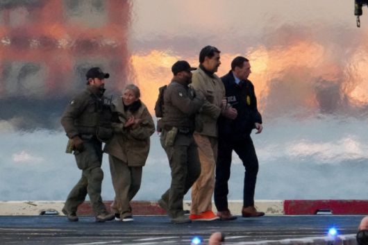 니콜라스 마두로 베네수엘라 대통령과 부인 실리아 플로레스가 5일(현지시간) 미국 뉴욕 맨해튼에 도착한 헬기에서 내려 마약단속국(DEA) 요원들에 의해 연방 법원으로 호송되고 있다./로이터=뉴스1