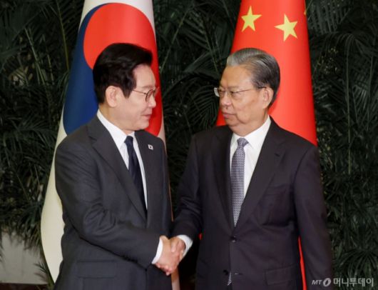 (베이징(중국)=뉴스1) 허경 기자 = 중국을 국빈방문 중인 이재명 대통령이 6일 베이징 인민대회당에서 자오러지 전국인민대표대회 상무위원장과 악수하고 있다. 2026.1.6/뉴스1  Copyright (C) 뉴스1. All rights reserved. 무단 전재 및 재배포,  AI학습 이용 금지. /사진=(베이징(중국)=뉴스1) 허경 기자