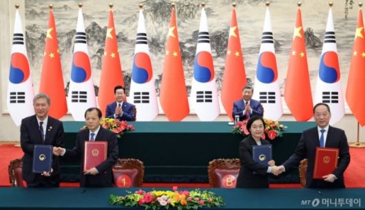 (베이징(중국)=뉴스1) 허경 기자 = 노재헌 주중대사(왼쪽부터)와 류웨이 중국 교통운수부 부장, 한성숙 중기부 장관과 리러칭 중국 공업정보화부 부장이 5일 베이징 인민대회당에서 이재명 대통령과 시진핑 국가주석이 참석한 가운데 각각 교통 분야 협력 및 중소기업과 혁신 분야에 관한 협약식을 하고 있다. 2026.1.5/뉴스1  Copyright (C) 뉴스1. All rights reserved. 무단 전재 및 재배포,  AI학습 이용 금지. /사진=(베이징(중국)=뉴스1) 허경 기자