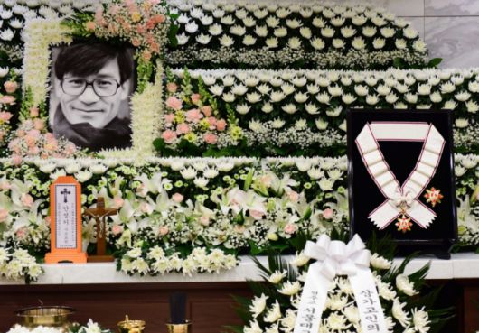 지난 5일 서울 서초구 서울성모병원 장례식장에 마련된 배우 안성기의 빈소에 금관문화훈장이 놓여 있다./사진=뉴시스