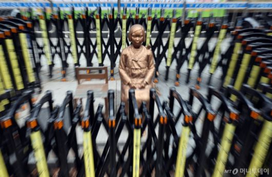 (서울=뉴스1) 황기선 기자 = 한일 위안부 합의 10년을 맞은 28일 서울 종로구 옛 일본대사관 앞에 설치된 '평화의 소녀상'에 안전 펜스가 둘러싸여져 있다.   최근 한일 정상 간 셔틀외교 가 전면 복원되고 경제·안보 협력 기조도 이어지며 양국 관계는 비교적 안정적인 관리 국면에 들어섰다는 평가를 받는다. 다만 위안부 문제를 비롯한 과거사 현안은 여전히 매듭짓지 못한 채 남아 있어, 한일관계의 구조적 과제로 남아 있다는 지적이 제기되고 있다.  2025.12.28/뉴스1  Copyright (C) 뉴스1. All rights reserved. 무단 전재 및 재배포,  AI학습 이용 금지. /사진=(서울=뉴스1) 황기선 기자