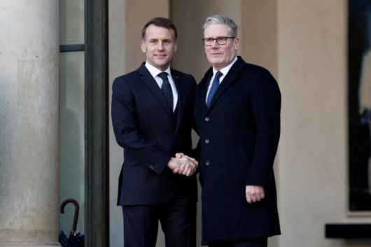 에마뉘엘 마크롱 프랑스 대통령과 키어 스타머 영국 총리가 6일(현지시간) 파리 엘리제궁에서 열릴 '의지의 연합' 정상회의에 앞서 악수를 나누며 기념 촬영을 하고 있다. 2026.1.6  /로이터=뉴스1