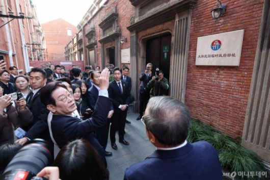 [상하이=뉴시스] 최동준 기자 = 중국을 국빈 방문 중인 이재명 대통령이 7일(현지 시간) 상하이 임시정부청사 기념관에서 열린 대한민국 임시정부 상하이 청사 100주년 기념식에서 건물을 살펴보며 대화를 하고 있다. 2026.01.07. photocdj@newsis.com /사진=