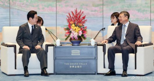 [상하이=뉴시스] 최동준 기자 = 중국을 국빈 방문 중인 이재명 대통령이 6일(현지 시간) 상하이 세계회객청에서 천지닝 상하이시 당 서기와 만찬에 앞서 사전환담을 하고 있다. 2026.01.06. photocdj@newsis.com /사진=