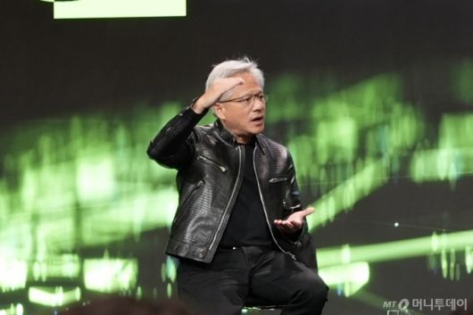 젠슨 황 엔비디아 CEO가 6일(현지시간) 미국 라스베이거스 퐁텐블루호텔에서 열린 글로벌 미디어 간담회에서 답변하고 있다. /사진=김남이 기자