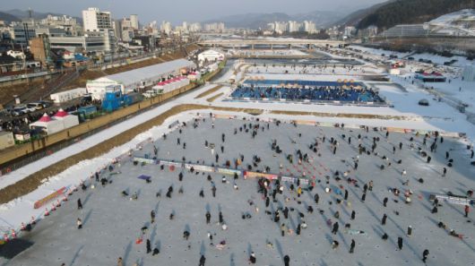 ▲홍천강꽁꽁축제 전경. 사람들이 부표낚시와 얼음낚시를 즐기고 있다./사진제공=홍천문화재단