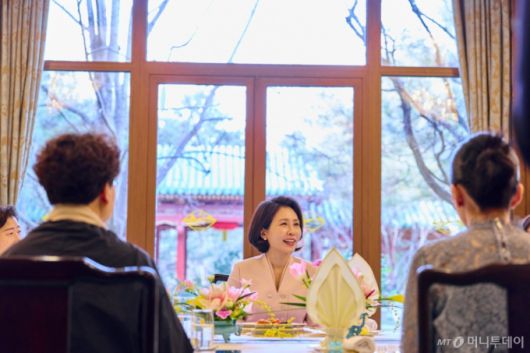 (베이징(중국)=뉴스1) 허경 기자 = 김혜경 여사가 6일 중국 베이징 조어대에서 열린 재중 한인 여성 활동가 초청 오찬간담회에서 발언을 하고 있다. (공동취재) 2026.1.6/뉴스1  Copyright (C) 뉴스1. All rights reserved. 무단 전재 및 재배포,  AI학습 이용 금지. /사진=(베이징(중국)=뉴스1) 허경 기자