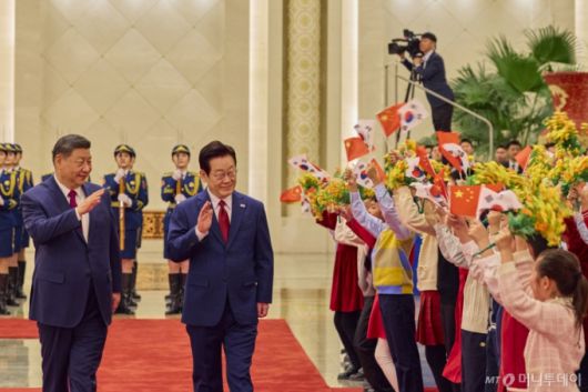 (베이징(중국)=뉴스1) 허경 기자 = 이재명 대통령과 시진핑 중국 국가주석이 5일 베이징 인민대회당에서 열린 이 대통령 공식환영식에서 어린이들을 향해 인사하고 있다. (공동취재) 2026.1.5/뉴스1  Copyright (C) 뉴스1. All rights reserved. 무단 전재 및 재배포,  AI학습 이용 금지. /사진=(베이징(중국)=뉴스1) 허경 기자