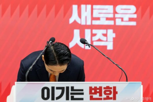 [서울=뉴시스] 고승민 기자 = 장동혁 국민의힘 대표가 7일 서울 여의도 당사에서 긴급 기자회견을 열고 당 쇄신안을 발표하며 인사하고 있다. (공동취재) 2026.01.07. photo@newsis.com /사진=고승민