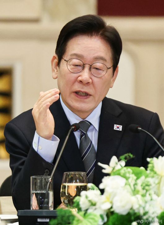 [상하이=뉴시스] 최동준 기자 = 중국을 국빈 방문 중인 이재명 대통령이 7일(현지 시간) 상하이 한 호텔에서 열린 순방 기자단 오찬 간담회에서 발언하고 있다. 2026.01.07. photocdj@newsis.com /사진=