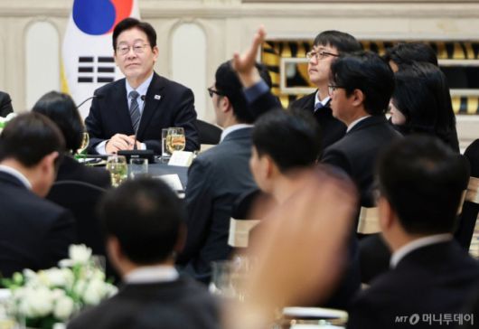 (상하이(중국)=뉴스1) 허경 기자 = 중국을 국빈방문 중인 이재명 대통령이 7일 상하이시에서 열린 순방기자단 오찬간담회에서 취재진 질문을 받고 있다. 2026.1.7/뉴스1  Copyright (C) 뉴스1. All rights reserved. 무단 전재 및 재배포,  AI학습 이용 금지. /사진=(상하이(중국)=뉴스1) 허경 기자