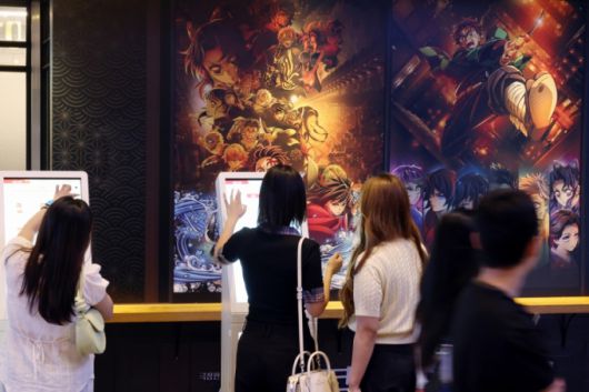 지난해 9월 8일 서울의 한 영화관을 찾은 관객들이 귀멸의 칼날 콜라보 카페 키오스크에서 주문을 하고 있다.  / 사진 = 뉴스1