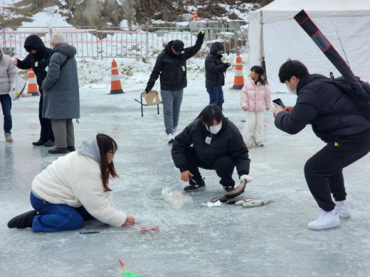 ▲관광객들이 얼음낚시를 즐기고 있다./사진제공=홍천문화재단