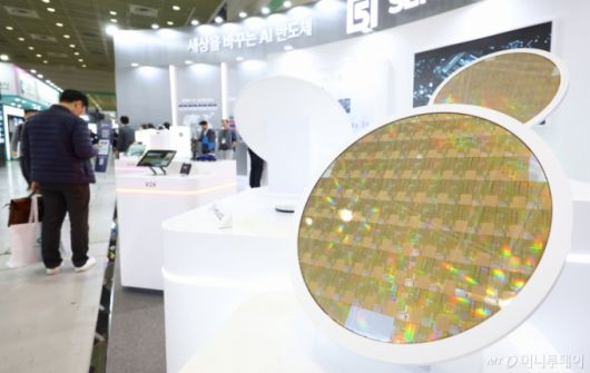 [서울=뉴시스] 황준선 기자 = 22일 서울 강남구 코엑스에서 개막한 제27회 반도체대전을 찾은 관람객들이 부스를 둘러보고 있다. 2025.10.22. hwang@newsis.com /사진=황준선