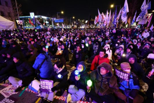 서울 여의도 국회 앞에서 열린 12.3 내란외환 청산과 종식, 사회대개혁 시민대행진에서 참여자들이 응원봉을 들고 있다. /사진=뉴시스.