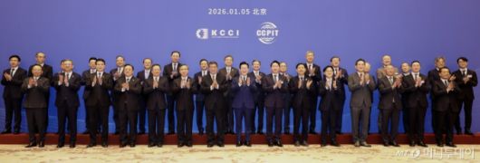 중국을 국빈 방문 중인 이재명 대통령이 5일(현지 시간) 베이징 조어대에서 열린 한중 비즈니스 포럼 사전 간담회에서 허리펑 경제담당 부총리 등 참석자들과 기념촬영을 하고 있다. /사진=최동준