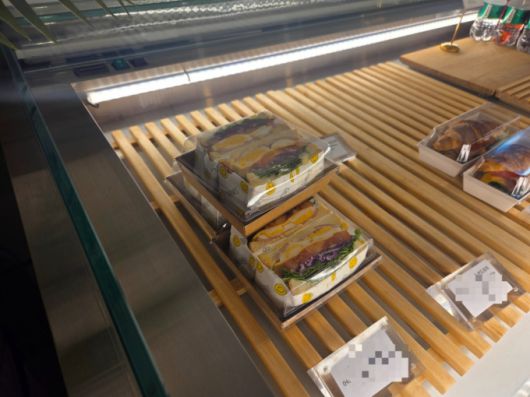 8일 오전 서울 종로구의 한 빵집 진열대에 남은 햄치즈샌드위치 모습./사진=김서현 기자.