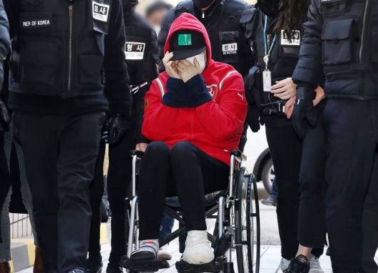 40대 친모 A씨가 2021년 1월 17일 인천 미추홀구 인천지법에서 열린 구속 전 피의자심문(영장실질심사)에 출석하던 모습./사진=뉴스1