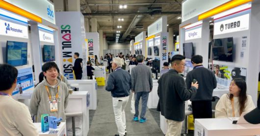 CES 2026 서울통합관을 방문객들이 둘러보고 있다./사진=김성휘