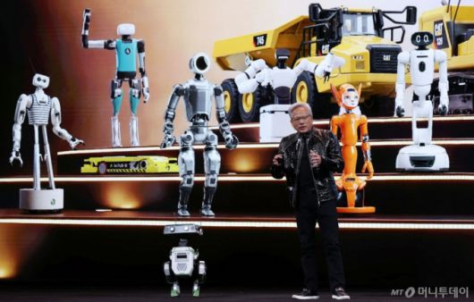 (라스베이거스=뉴스1) 황기선 기자 = 젠슨 황 엔비디아 CEO가 5일(현지시간) 미국 네바다주 라스베이거스 퐁텐블로 호텔에서 열린 엔비디아 CES 2026 라이브에서 로봇과 함께 기조연설을 하고 있다. (공동취재) 2026.1.6/뉴스1  Copyright (C) 뉴스1. All rights reserved. 무단 전재 및 재배포,  AI학습 이용 금지. /사진=(라스베이거스=뉴스1) 황기선 기자