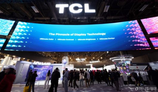 (라스베이거스=뉴스1) 황기선 기자 = 세계 최대 IT(정보기술)·가전 전시회 'CES 2026' 개막 일인 6일(현지시간) 미국 네바다주 라스베이거스 컨벤션센터(LVCC)에서 TCL 부스를 찾은 관람객들이 제품을 살펴보고 있다.  2026.1.7/뉴스1  Copyright (C) 뉴스1. All rights reserved. 무단 전재 및 재배포,  AI학습 이용 금지. /사진=(라스베이거스=뉴스1) 황기선 기자