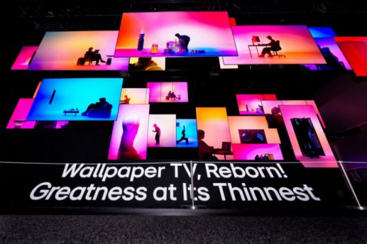 CES 2026에서 공개한 LG전자 무선 월페이퍼 TV 'LG 올레드 에보 W6'가 해외 주요 매체들로부터 호평을 받았다. CES 2026 LG전자 전시관 입구에는 초슬림·초밀착 무선 월페이퍼 TV 'LG 올레드 에보 AI W6' 28대로 구성된 초대형 오브제가 관람객들을 맞이해 높은 관심을 받았다. /사진제공=LG전자