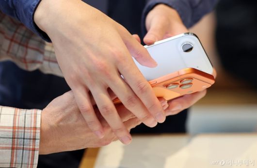 (서울=뉴스1) 김진환 기자 = 19일 오전 서울 중구 명동 애플스토어에서 한 시민이 이날 출시된 애플의 스마트폰 '아이폰 에어'와 '아이폰17프로'의 두께를 비교하고 있다. 2025.9.19/뉴스1  Copyright (C) 뉴스1. All rights reserved. 무단 전재 및 재배포,  AI학습 이용 금지. /사진=(서울=뉴스1) 김진환 기자