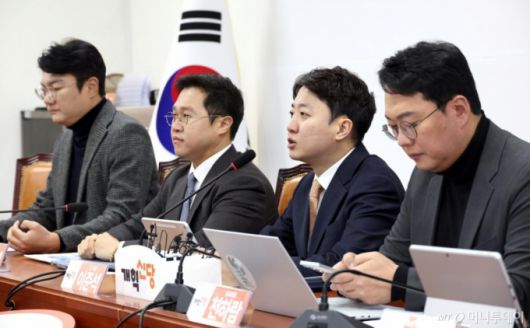 [서울=뉴시스] 김금보 기자 = 이준석 개혁신당 대표가 12일 오전 서울 여의도 국회에서 열린 최고위원회의에서 발언을 하고 있다. 2026.01.12. kgb@newsis.com /사진=김금보