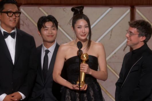 영화 '케이팝 데몬 헌터스'의 주인공 루미의 가창자이자 '골든'의 작곡가인 가수 겸 작곡가 이재(EJAE)11일(현지시간) 미국 캘리포니아주 베벌리힐스의 베벌리 힐튼 호텔에서 진행된 제83회 골든글로브 시상식에서 최우수 주제가상을 받았다./사진=유튜브 채널 '골든 글로브' 영상