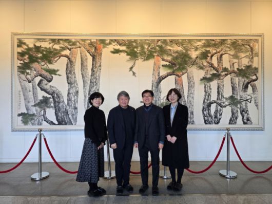 김용하 건양대 총장(왼쪽 2번째)이 김충환 경방신약 대표(왼쪽 3번째)와 기념촬영하고 있다./사진제공=건양대