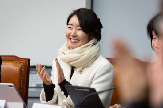 2025년 11월27일 강선우 더불어민주당 의원이 서울 여의도 국회에서 열린 주한미국상공회의소 간담회에 참석해 손뼉을 치는 모습. /사진=뉴스1.