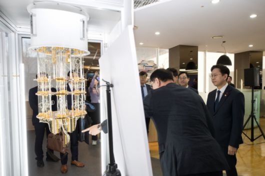 12일 오전 세종특별자치시 국가과학기술연구회에서 열린 '과학기술분야 출연연구기관 업무보고' 에서  이호성 한국표준과학연구원 원장이 배경훈 부총리 겸 과학기술정보통신부 장관에게 표준연이 개발한 양자컴퓨터 모형을 설명하고 있다. 한편 이날 업무보고에는 국가과학기술연구회, 한국과학기술연구원 등 과학기술분야 출연연구기관 및 한국연구재단, 과학기술사업화진흥원, 연구개발특구진흥재단, 한국과학기술기획평가원, 기초과학연구원, 한국나노기술원, 한국원자력의학원 등이 참석했다. /사진=과학기술정보통신부