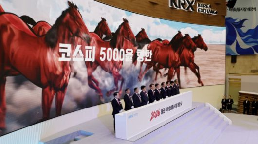 지난 2일 서울 영등포구 한국거래소에서 열린 2026 증권·파생상품시장 개장식에서 이억원 금융위원장, 정은보 한국거래소 이사장, 이찬진 금융감독원장 등 참석자들이 개장신호 버튼을 누르고 있다. /사진=뉴시스