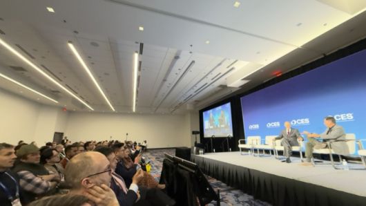 지난 7일(현지시간) 미국 라스베이거스에서 열린 CES 2026에서는 게리 샤피로 CTA(미국소비자기술협회) CEO와 제이 티몬스 미국제조업협회(NAM) 회장이 대담을 진행했다. /사진=김남이 기자