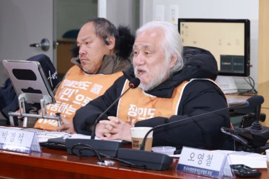 지난 9일 박경석 전장연 상임대표가 서울 여의도 국회 의원회관에서 열린 더불어민주당-전국장애인차별철폐연대와의 대화에서 인사말을 하고 있다. /사진=뉴시스.