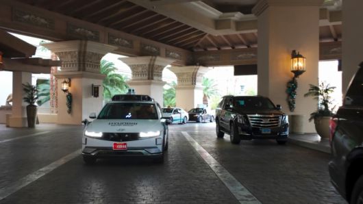 미국 라스베이거스에 있는 만달레이베이 호텔 앞을 지나는 현대자동차그룹 자율주행 기술 미국 자회사 모셔널의 아이오닉 5 로보택시. /사진제공=현대차그룹