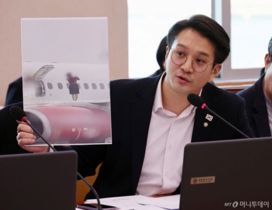 전용기 더불어민주당 의원이 지난해 2월 18일 오후 서울 여의도 국회에서 열린 국토교통위원회 전체회의에서 이스타항공 승무원들이 청주공항에서 비상구 문을 열고 항공기 날개 위에 올라 사진을 찍은 것과 관련해 박상우 국토교통부 장관에게 질의하고 있다./사진=뉴시스