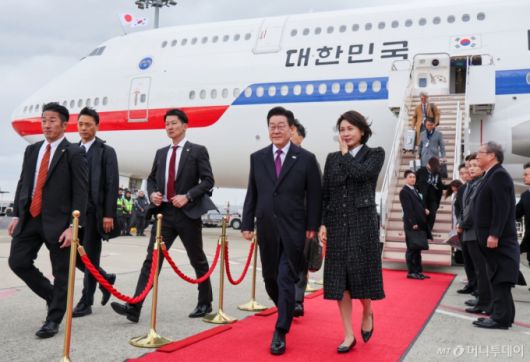 (오사카(일본)=뉴스1) 이재명 기자 = 일본 순방 일정에 나선 이재명 대통령과 김혜경 여사가 13일 오사카 간사이 국제공항에 도착한 공군1호기에서 내려 이동하고 있다. 2026.1.13/뉴스1  Copyright (C) 뉴스1. All rights reserved. 무단 전재 및 재배포,  AI학습 이용 금지. /사진=(오사카(일본)=뉴스1) 이재명 기자