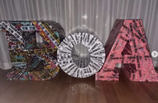 가수 보아가 25년간 함께 한 SM엔터테인먼트와의 이별을 알리며 공개한 사진이 화제다. /사진=보아 SNS