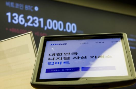 두나무가 운영하는 가상자산 거래소 업비트에서 수백억원 상당 대규모 해킹 사고가 발생했다. 두나무는 "업비트에서 이날 새벽 4시42분쯤 솔라나 네트워크 계열 자산 일부(약 445억원 상당)가 내부에서 지정하지 않은 지갑 주소(알 수 없는 외부 지갑)로 전송된 정황을 확인했다"며 "추가적인 비정상 이체 사례가 발생하지 않도록 자산을 모두 안전한 콜드월렛으로 이전했다"고 밝혔다. 사진은 서울 강남구 업비트 고객센터. /사진=뉴시스