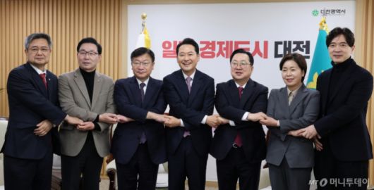 (대전=뉴스1) 김기태 기자 = 장동혁 국민의힘 대표가 14일 오전 대전시청에서 이장우 시장과 대전충남 행정통합 관련 정책협의를 마치고 포즈를 취하고 있다.  2026.1.14/뉴스1  Copyright (C) 뉴스1. All rights reserved. 무단 전재 및 재배포,  AI학습 이용 금지. /사진=(대전=뉴스1) 김기태 기자