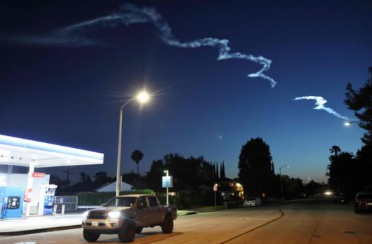 지난해 6월16일 스페이스X의 팰컨9 로켓이 반덴버그 우주군 기지에서 26기의 스타링크 인터넷 위성을 실은 채 발사된 뒤 하늘에 비행운을 남겼다./패서디나 AFP=뉴스1