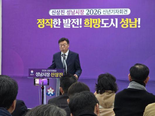 신 시장이 기자회견에서 기자 질문에 답변하고 있다./사진=이민호기자