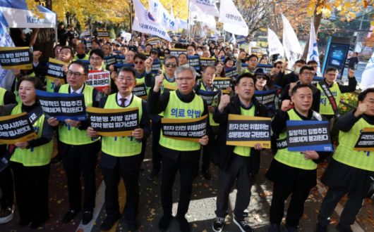 김택우 대한의사협회 회장 및 참석자들이 지난해 11월16일 오후 서울 여의도 국회 앞에서 열린 국민건강수호 및 의료악법저지를 위한 전국의사 대표자 궐기대회에서 구호를 외치고 있다. /사진=뉴시스