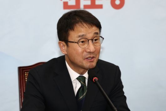 한병도 더불어민주당 원내대표가 13일 오후 서울 여의도 국회에서 윤종오 진보당 원내대표를 만나 발언하고 있다. /사진=뉴시스