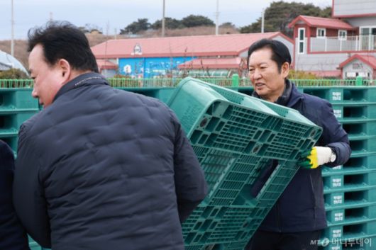 [당진=뉴시스] 고승민 기자 = 정청래 더불어민주당 대표가 14일 충남 당진 백석올미마을기업을 방문, 파레트를 옮기는 작업을 하고 있다. 2026.01.14. kkssmm99@newsis.com /사진=고승민