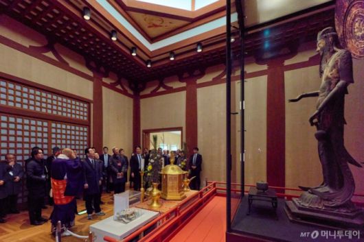 [나라=뉴시스] 고범준 기자 = 이재명 대통령이 14일(현지 시간) 다카이치 사나에 일본 총리과 함께 나라현의 대표 문화유적지인 호류지를 방문해 백제 관음상을 관람하고 있다. (공동취재) 2026.01.14. bjko@mewsis.com /사진=