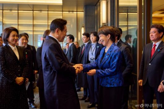 (나라(일본)=뉴스1) 이재명 기자 = 이재명 대통령이 13일 일본 나라현 회담장에서 열린 확대 회담에 앞서 마중 나온 다카이치 사나에 일본 총리와 악수하고 있다. (공동취재) 2026.1.13/뉴스1  Copyright (C) 뉴스1. All rights reserved. 무단 전재 및 재배포,  AI학습 이용 금지. /사진=(나라(일본)=뉴스1) 이재명 기자