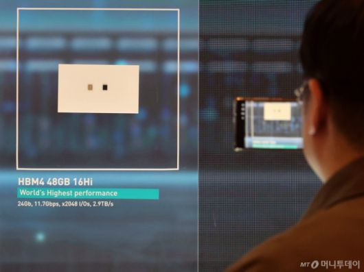 (라스베이거스=뉴스1) 황기선 기자 = 세계 최대 IT(정보기술)·가전 전시회 'CES 2026' 개막 사흘차인 8일(현지시간) 미국 네바다주 라스베이거스 베네치안호텔에 마련된 SK하이닉스 전시관에서 '프레스투어' 참석자가 'HBM4 48G 16Hi'를 촬영하고 있다. 2026.1.9/뉴스1  Copyright (C) 뉴스1. All rights reserved. 무단 전재 및 재배포,  AI학습 이용 금지. /사진=(라스베이거스=뉴스1) 황기선 기자