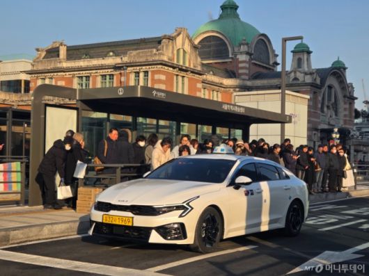 14일 오전 서울 중구 서울역 종합환승센터 택시 승강장에서 택시를 탑승하는 사람들./사진=김서현 기자.